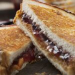 Recette de croque sucré au beurre de cacahuète et à la confiture pour un goûter rapide.
