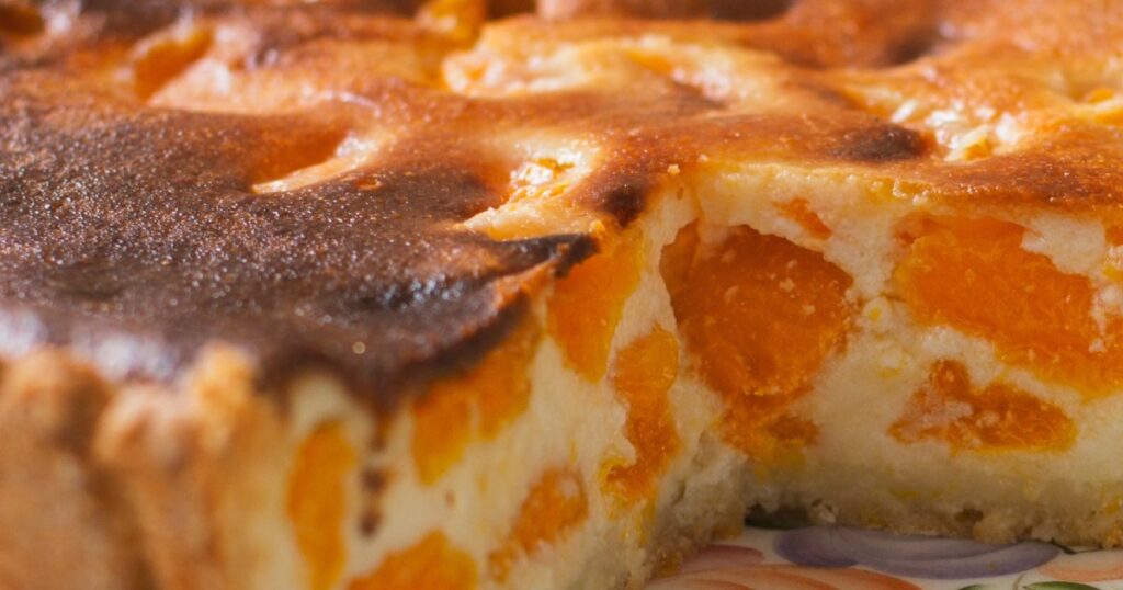 Recette de cheesecake basque aux mirabelles : une spécialité culinaire du Sud-Ouest de la France.