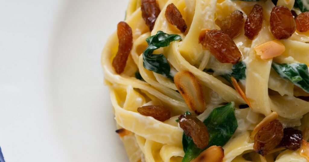 Recette de pâtes aux blettes, raisins secs et amandes effilées pour un plat équilibré.