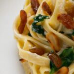Recette de pâtes aux blettes, raisins secs et amandes effilées pour un plat équilibré.