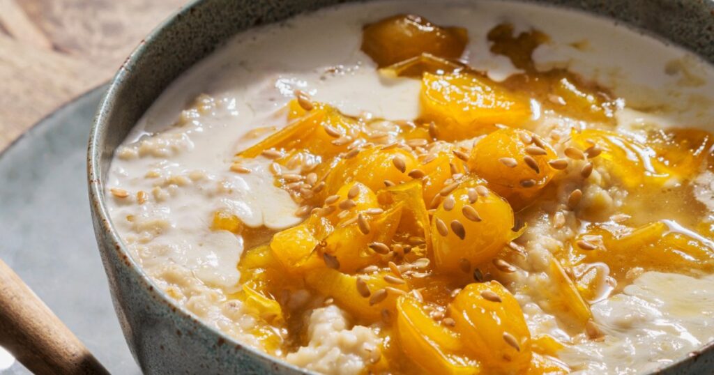 Recette de porridge à la compote de mirabelles : une alternative saine et locale pour le petit-déjeuner.