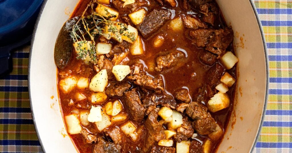 Recette traditionnelle de ragoût bograc des Balkans, plat emblématique des régions rurales.