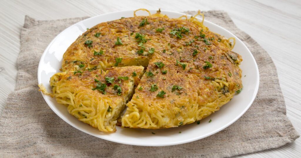 Frittata de spaghetti aux œufs et parmesan : une recette italienne traditionnelle à découvrir.