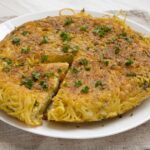 Frittata de spaghetti aux œufs et parmesan : une recette italienne traditionnelle à découvrir.