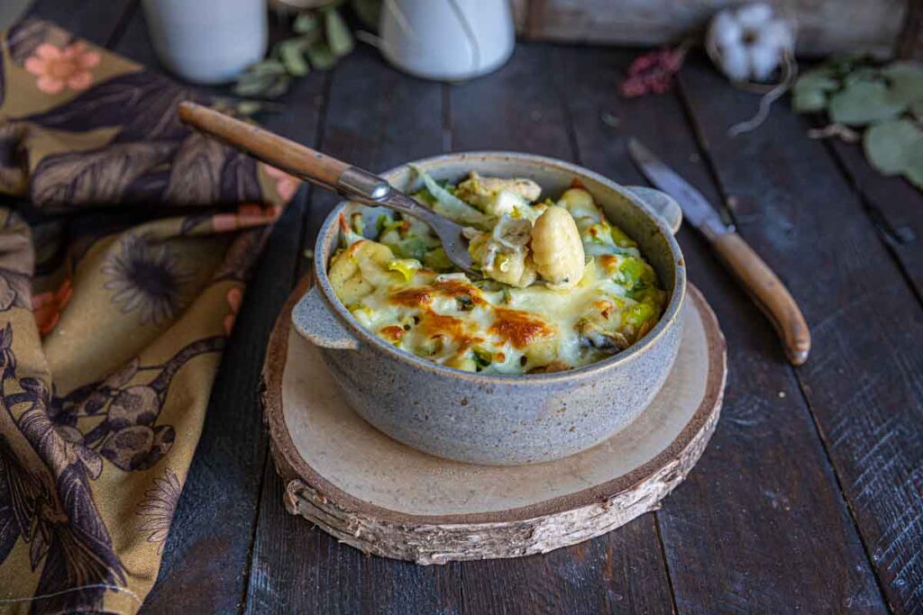 Gnocchis aux poireaux et poulet : une recette traditionnelle française à découvrir.