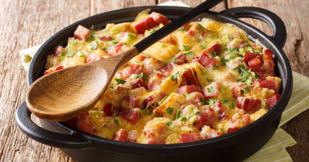 Gratin de pommes de terre, jambon et fromage : une recette simple avec œufs au four