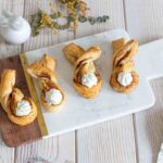 Lapins feuilletés à la cannelle : une recette traditionnelle pour les célébrations de Pâques.