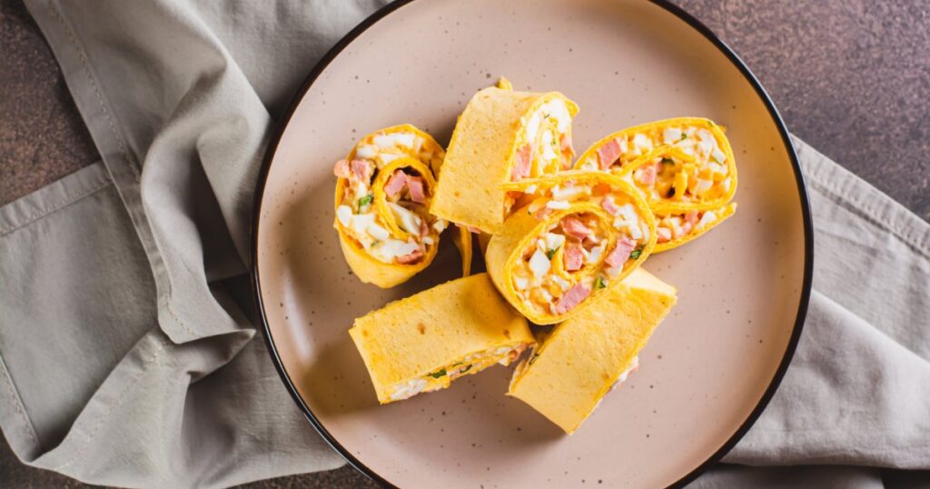 Recette d’omelette roulée au jambon et au fromage : un plat simple pour les repas rapides.