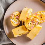 Recette d&rsquo;omelette roulée au jambon et au fromage : un plat simple pour les repas rapides.