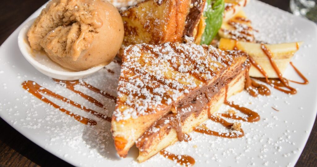 Recette de pain perdu fourré au chocolat et à la banane pour un repas rapide et savoureux