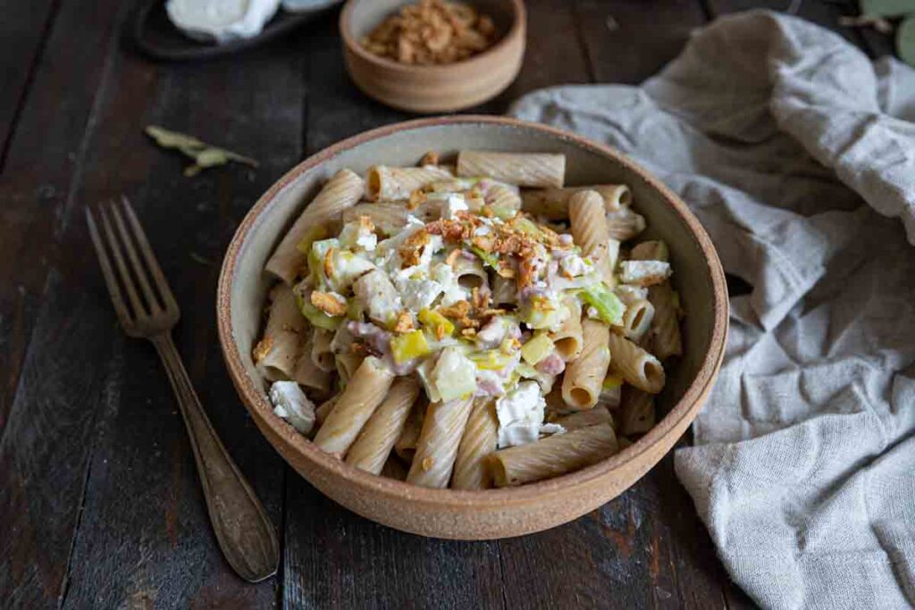 Recette de pâtes au poireau, lardons et chèvre : plat simple et savoureux à réaliser.