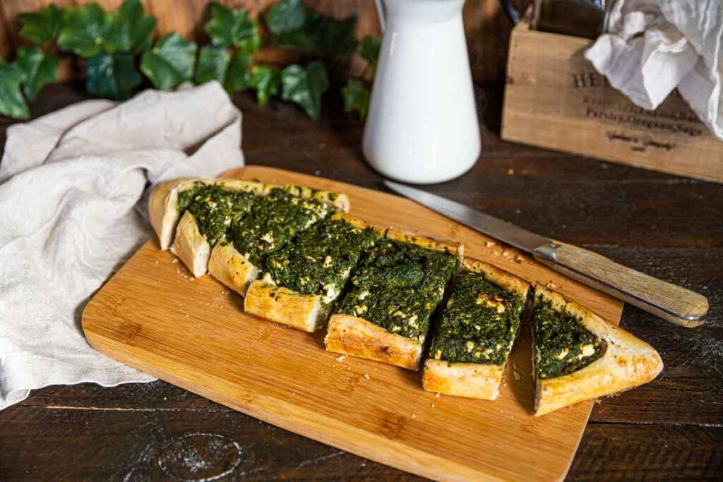 Recette traditionnelle de pide aux épinards et feta : préparation et ingrédients essentiels.