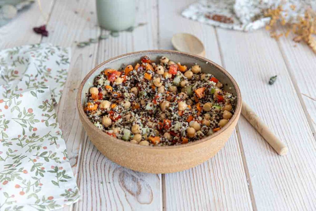 Salade de quinoa et pois chiches : un choix nutritionnel recommandé par des diététiciens.