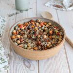 Salade de quinoa et pois chiches : un choix nutritionnel recommandé par des diététiciens.