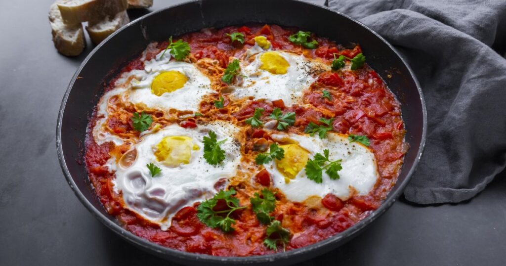 Recette de shakshuka express : préparation simple d’un plat traditionnel aux œufs et tomates