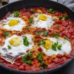 Recette de shakshuka express : préparation simple d&rsquo;un plat traditionnel aux œufs et tomates