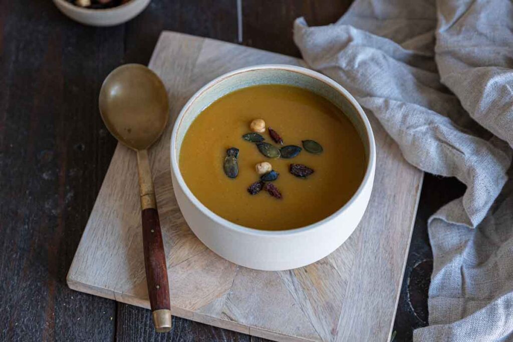 Soupe de butternut, poireaux et châtaignes : une recette traditionnelle réinventée en France