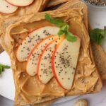 Recette de tartine au beurre de cacahuète, pomme et graines de chia pour un petit-déjeuner équilibré.