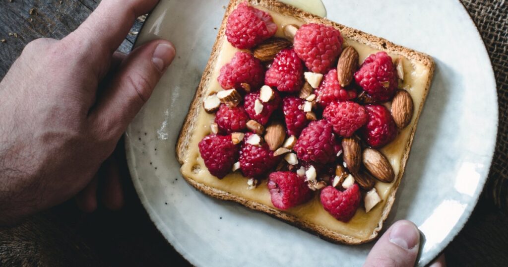 Recette de tartine au beurre de cacahuète, framboises et amandes pour un petit déjeuner équilibré