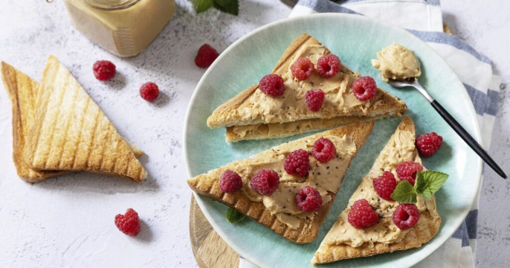 Recette de tartines au beurre de cacahuète et aux framboises pour un goûter équilibré