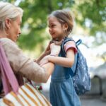 Cinq phrases à dire aux enfants anxieux avant la rentrée scolaire pour apaiser leurs inquiétudes