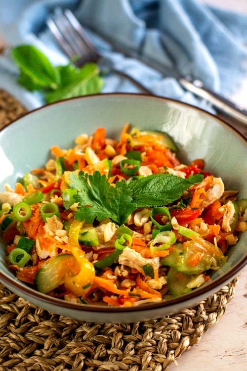 Salade asiatique au poulet : une recette simple pour un repas équilibré et rapide