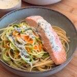Pâtes de légumes et saumon à la sauce citronnée : une nouvelle recette saine en cuisine.