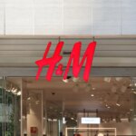 H&M lance un jean à la coupe barrel qui met en valeur la silhouette féminine.