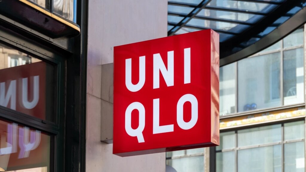 Uniqlo lance un pull en cachemire rouge vif, essentiel pour la saison automnale.