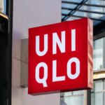 Uniqlo lance un pull en cachemire rouge vif, essentiel pour la saison automnale.
