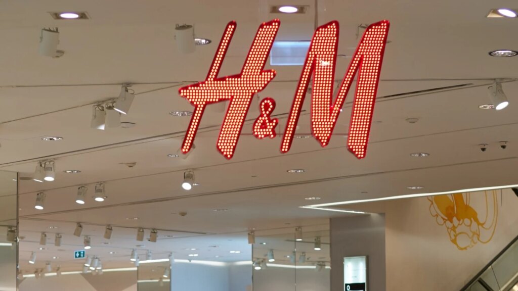 H&M remplace le cardigan traditionnel par un pull en maille tendance pour l’automne-hiver.