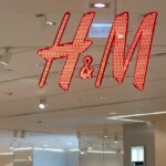 H&M remplace le cardigan traditionnel par un pull en maille tendance pour l’automne-hiver.