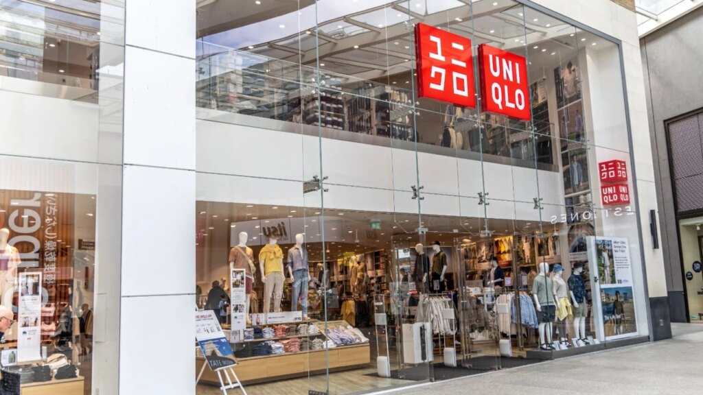Uniqlo présente une veste courte qui surpasse le trench-coat cet automne.