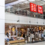 Uniqlo présente une veste courte qui surpasse le trench-coat cet automne.