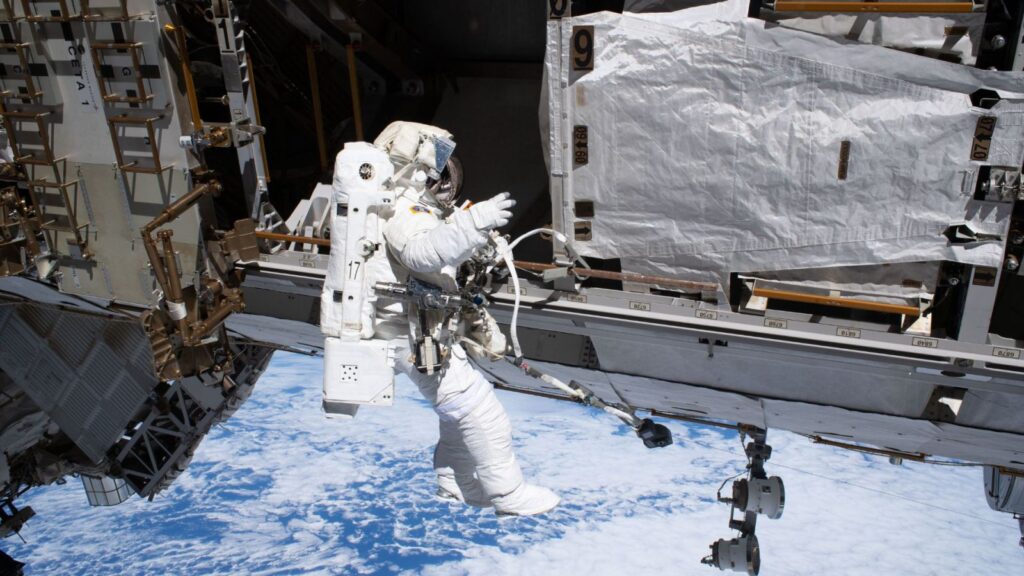 Sophie Adenot effectue une sortie spatiale lors de son séjour prolongé, BepiColombo atteint Mercure.