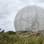 Une antenne de 340 tonnes sous un ballon de toile en Bretagne ne fonctionne plus depuis des décennies.