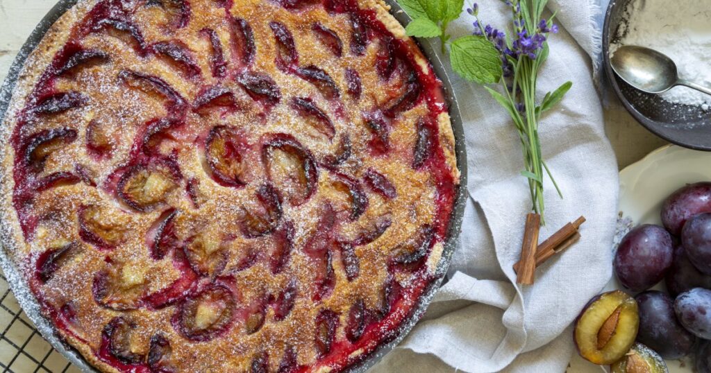 Recette traditionnelle de tarte aux prunes de grand-mère pour un dessert familial simple