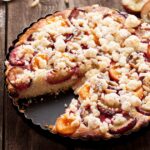 Recette de tarte crumble aux prunes : un dessert facile à réaliser pour les amateurs de fruits.