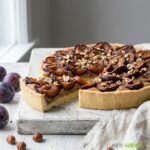 Tarte aux quetsches sans gluten à la pâte de noisette : une alternative pour les intolérants.