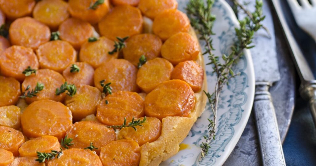Recette de tarte tatin aux carottes et au chèvre : un plat innovant pour la cuisine française.