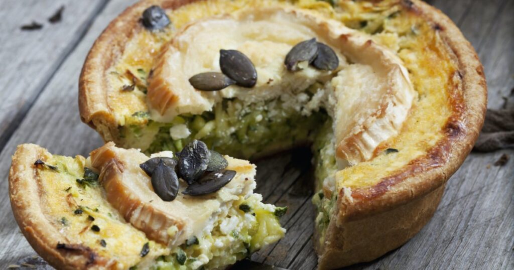 Recette de tartelettes de courgette et chèvre avec graines de courge pour un apéritif léger.