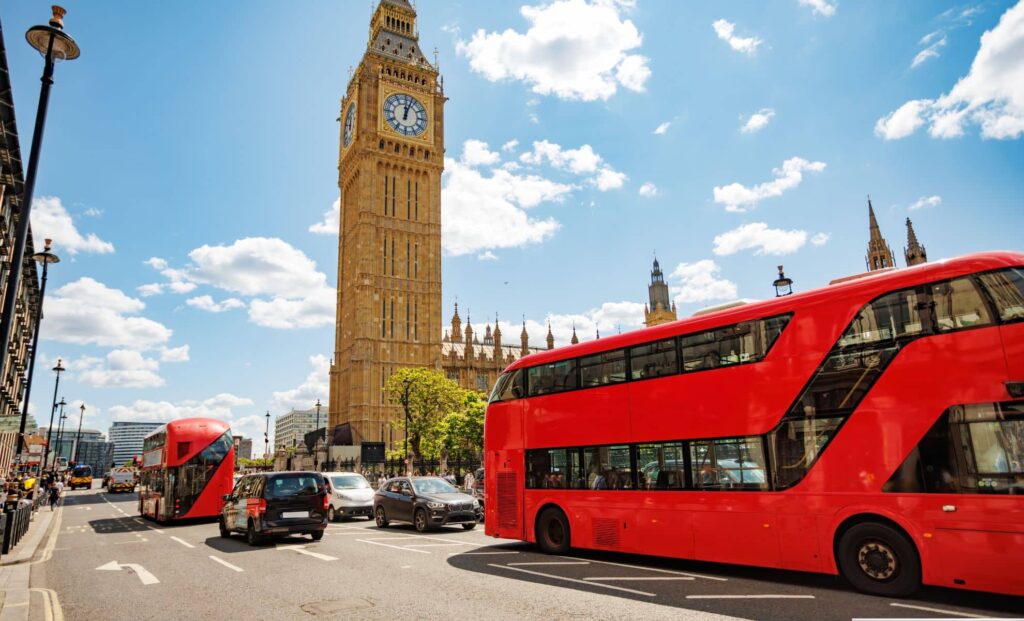 Nouvelle taxe britannique augmente le coût des séjours en Angleterre pour les Français.