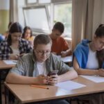 Les parents expriment des avis partagés sur l&rsquo;interdiction des portables au collège.