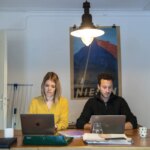 En Suisse, le télétravail devient obligatoire pour les jeunes de moins de 35 ans.