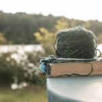 La tendance du tricot fin en été favorise la slow créativité parmi les artisans européens.