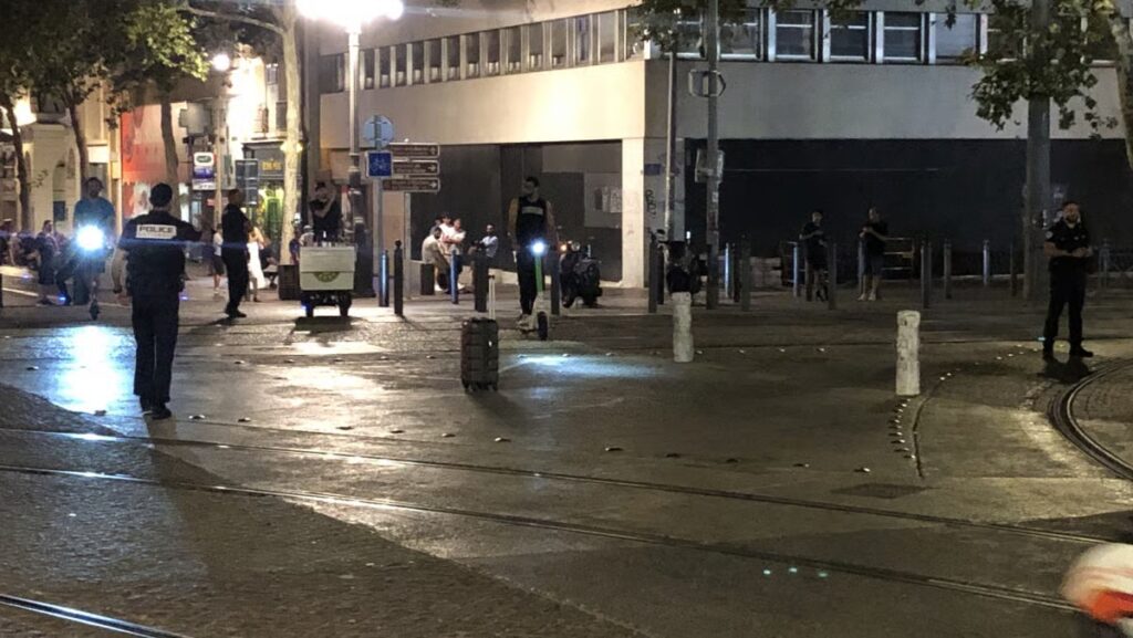 Bagage abandonné sur la Canebière à Marseille, la police établit un cordon de sécurité.