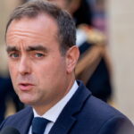 Le gouvernement français réduit la surtaxe sur les grands groupes en réponse aux critiques économiques.