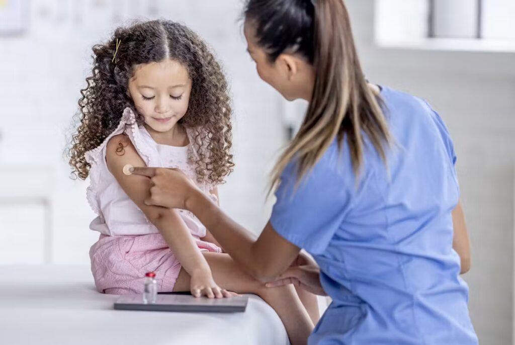 Grippe : un vaccin réduit de 80 % le risque de décès chez les enfants, selon une étude.