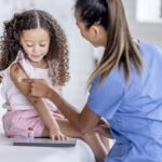 Grippe : un vaccin réduit de 80 % le risque de décès chez les enfants, selon une étude.