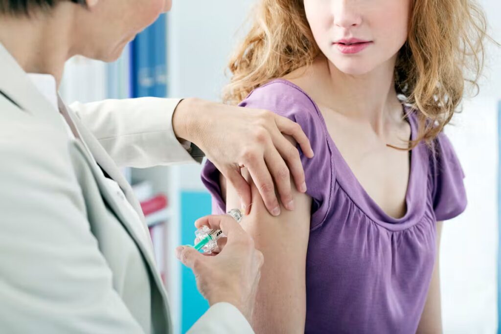 Vaccination en France : inégalités et défiance face aux obligations sanitaires.